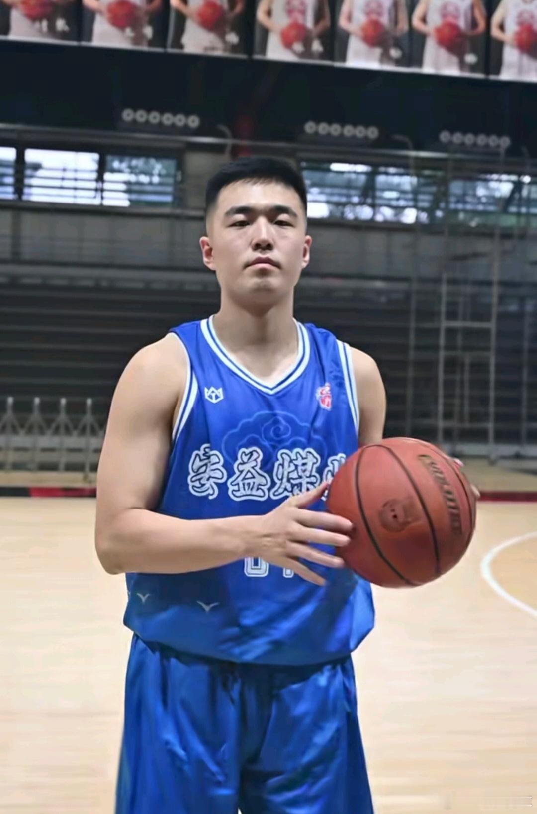 休赛期张文逸回到了老家训练，和山西大学的师弟们同场切磋交流 