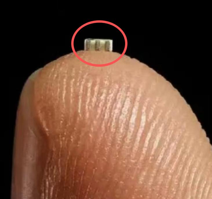 这么微小的芯片，伊朗反情报机构又发现了很多。

而且还是在德黑兰的一位摩萨德间谍