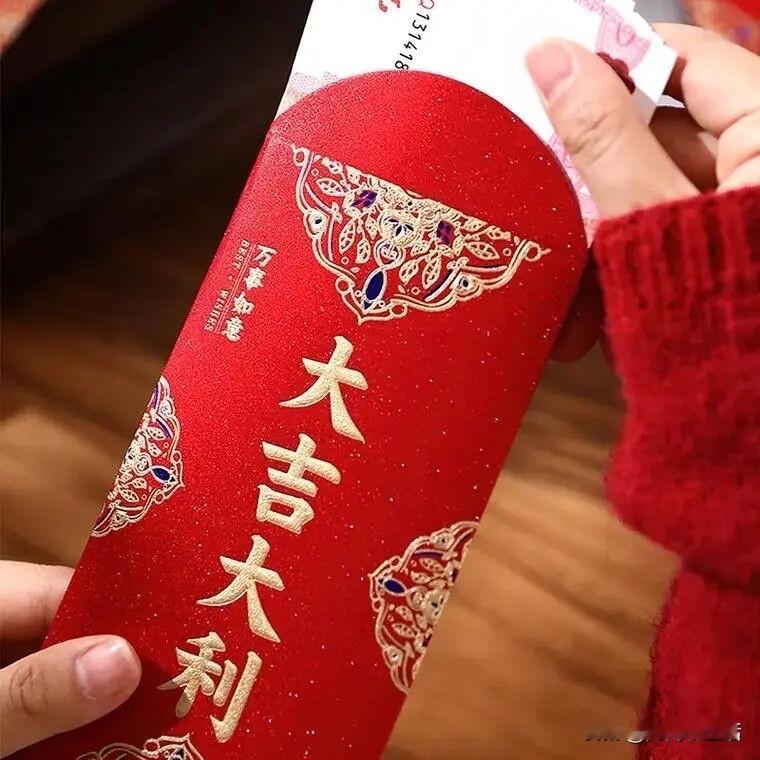 图啥呢？入职第5天给陌生同事随礼300，第二天人家当面装不认识。随礼随了个寂寞，