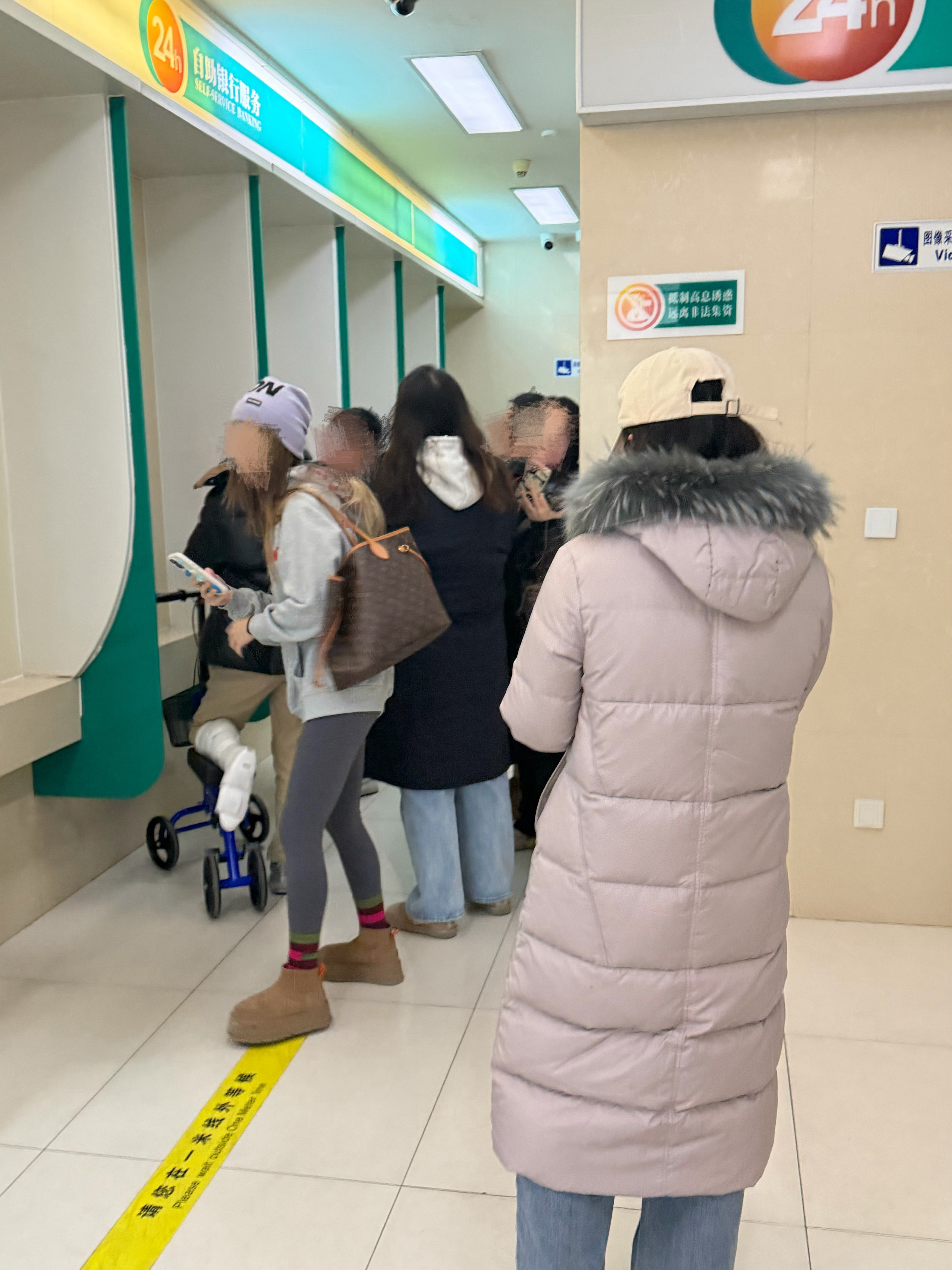 这不是农行ATM机限时零元取活动而是这地方能蹭到公司微弱的Wi-Fi信号每当临近