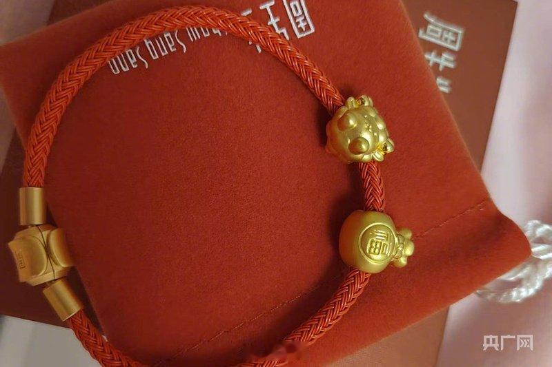 周生生黄金问题。应该报警解决。