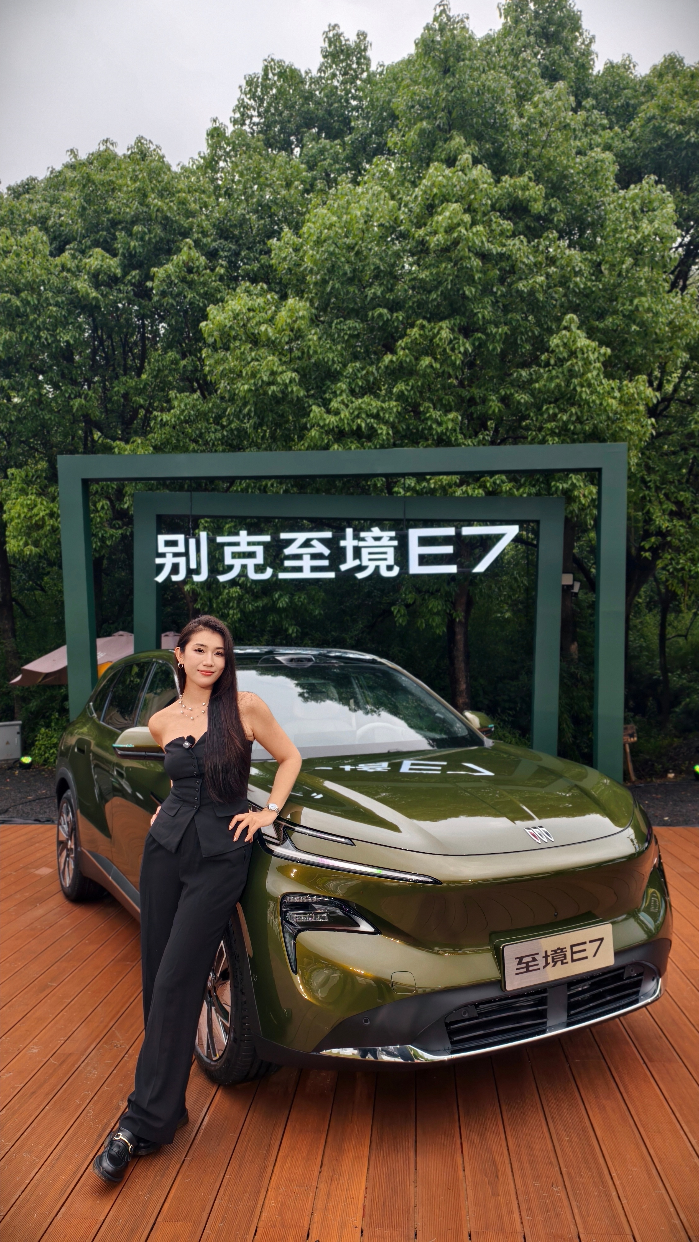 别克至境E7出的新车色——鎏金绿，好看吗？看了下实车偏祖母绿那种色系，绿色中带一