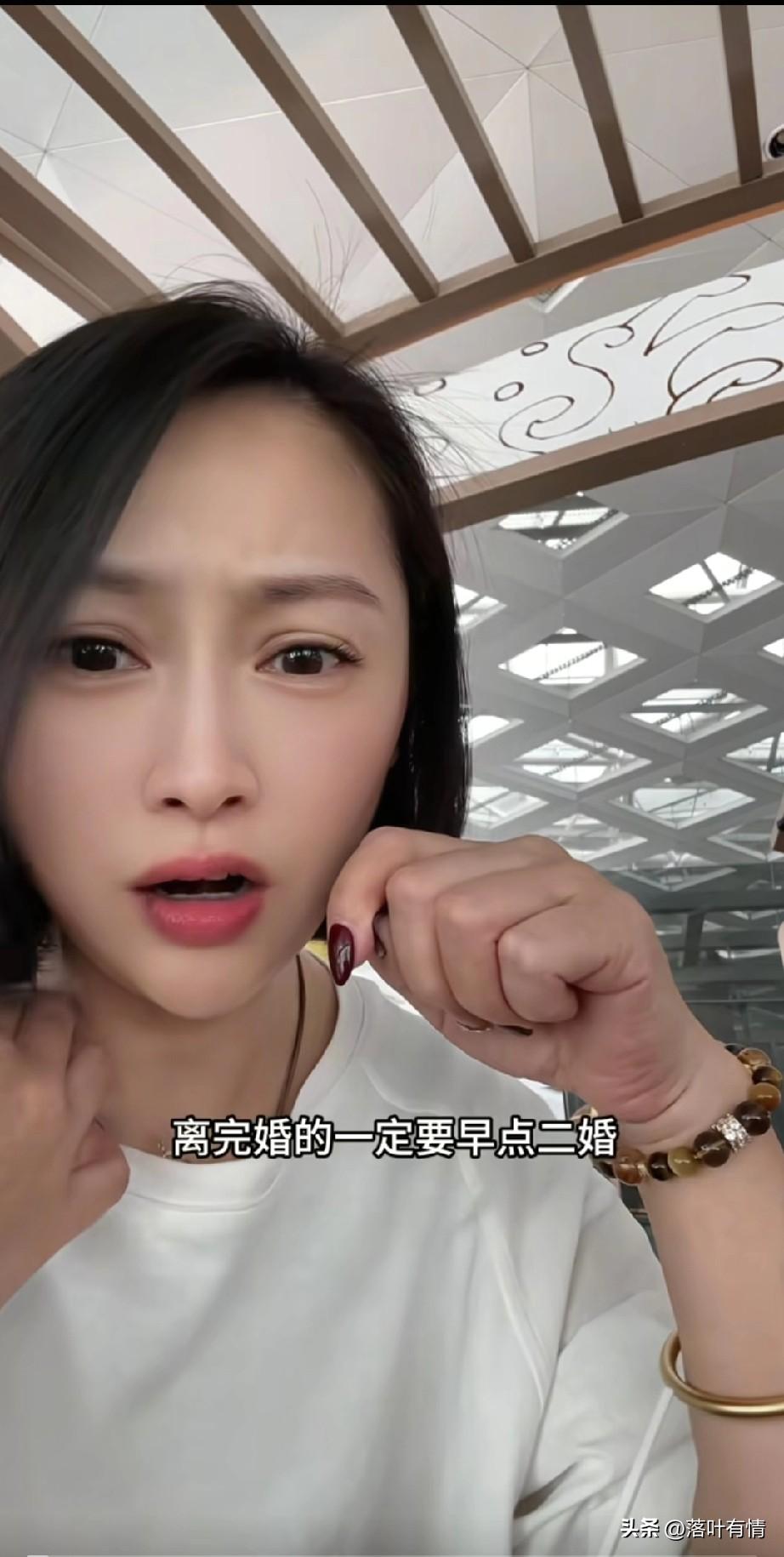 女子今年45岁了，
她自己离了婚，
反而劝离过婚的女人，
赶紧去结婚，生孩子，