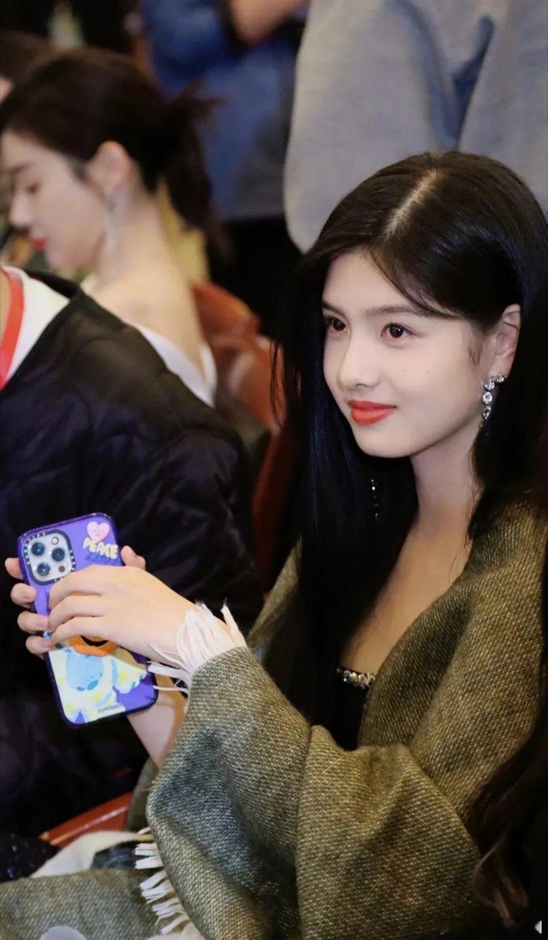 话说[允悲][允悲][允悲]艾米确实没有点偶像包袱在的嗷，这发缝都不遮一下的[并