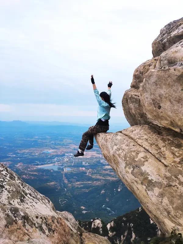 男人若想吸引女人，这三种胆量必不可少。
首先是勇于主动的胆量。缘分不会凭空到来，