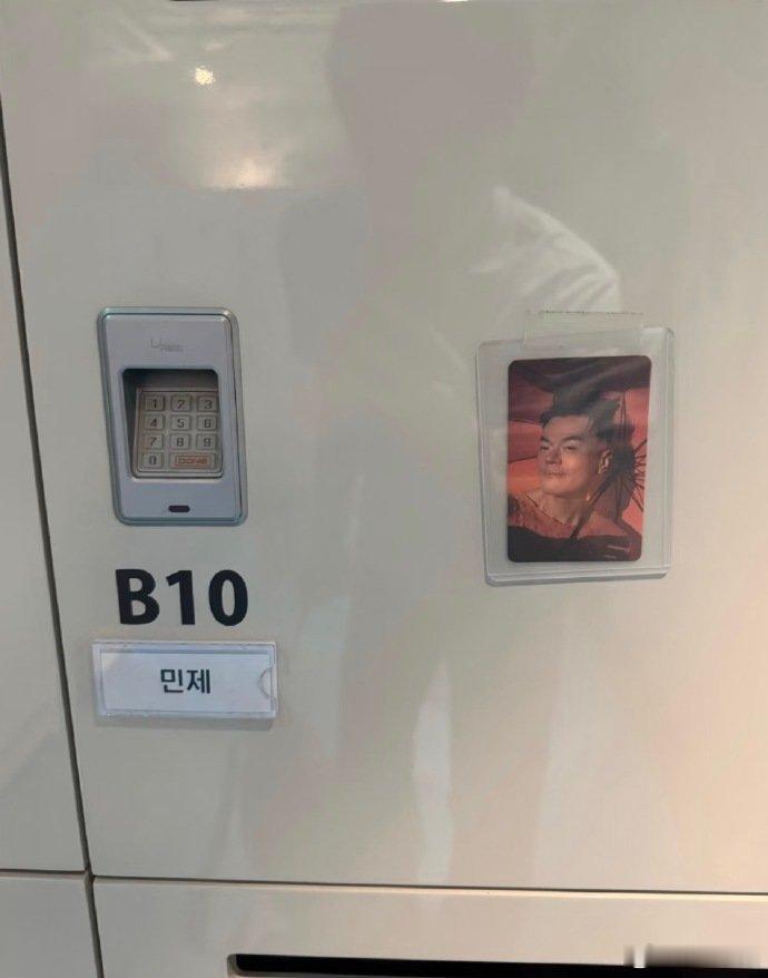 朴振英给旗下爱豆送了自己的小卡 朴振英给公司艺人储物柜贴小卡，想飞升的可以留下小