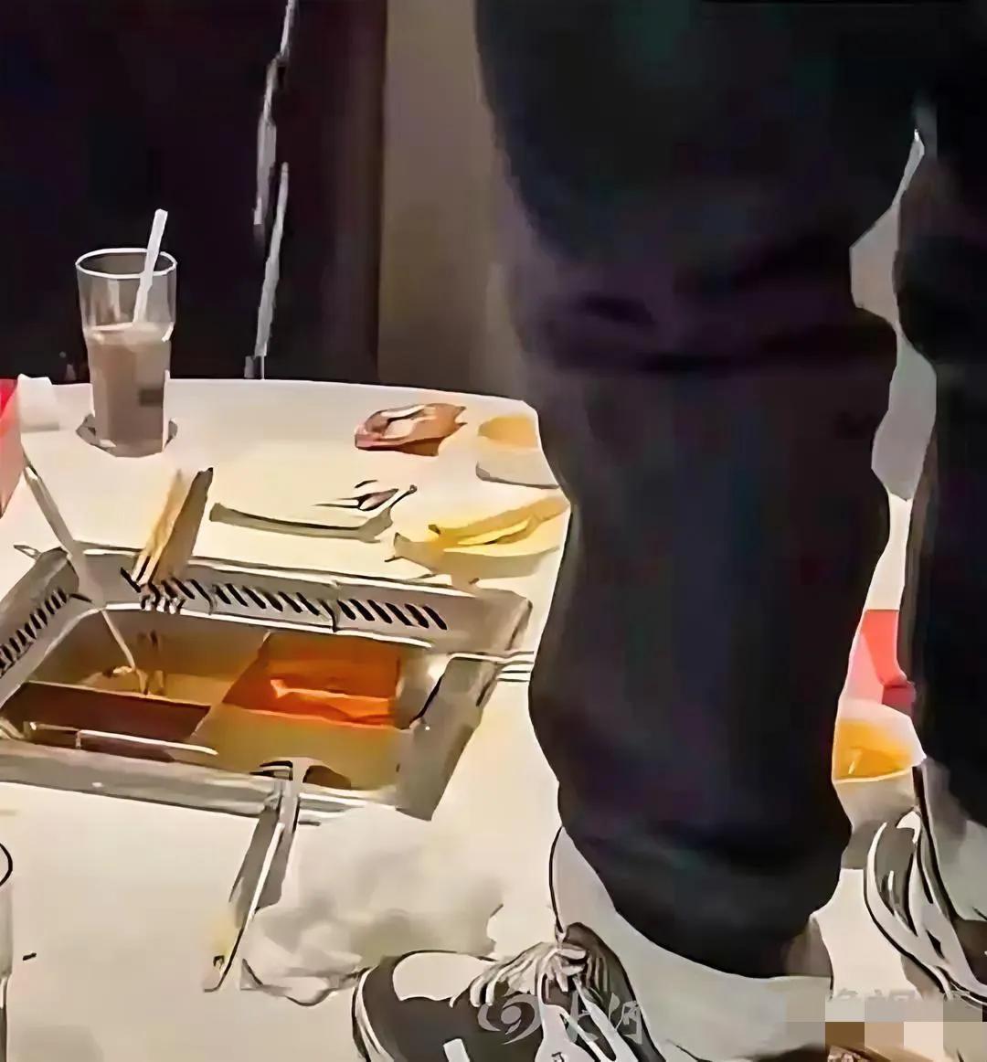 一泡尿价值220万！往海底捞里小便的两个少年，估计要倾家荡产了！

2025年2