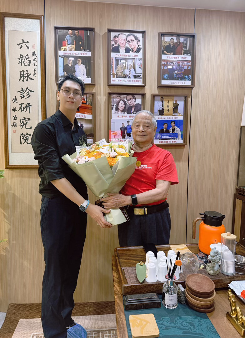 今天真的倍感荣幸！感恩著名学者李德雄教授百忙之中莅临陈靖韬道医馆传经送宝。🌿李