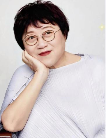 李银河说过一句话，
听着不大中听，
却特别实在。

如果婚姻里没有爱了，
她不会