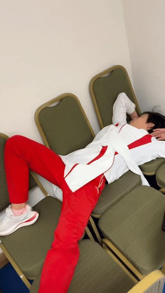 #全红婵在男更衣室睡觉# 全妹快跟郑思维维权哈哈 ​​​