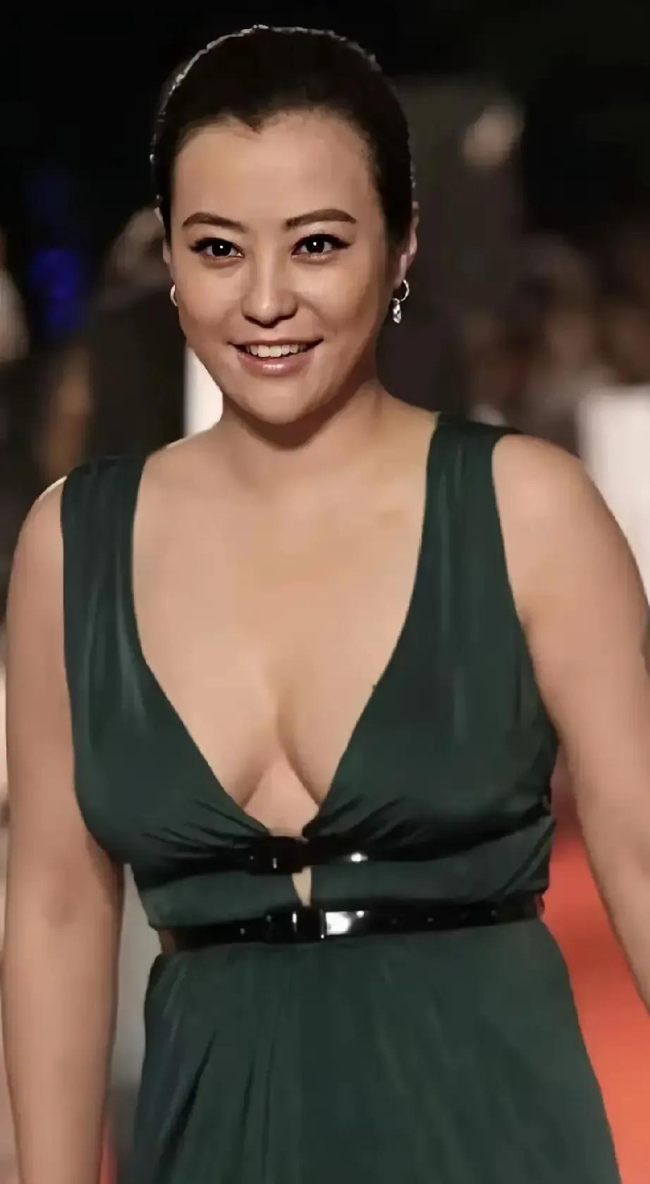 你看。
如今想毁掉一个人。
连刀都不用提。
郝蕾这事儿最扎心的。
不是恶意剪辑。