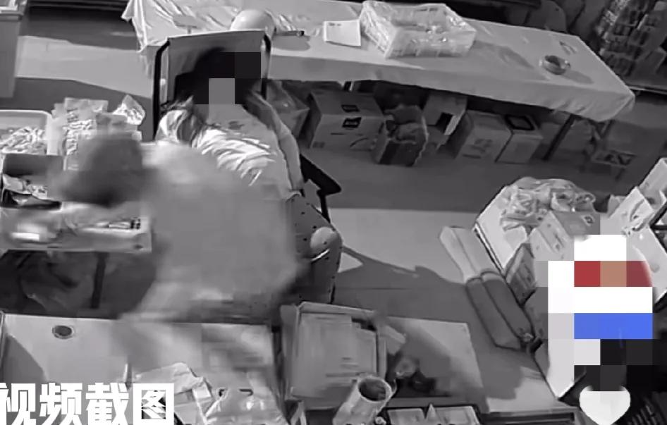 河北夜晚有女子独自守店。

女子一人在店内也没有开灯，毕竟自己的店铺一切都是熟悉