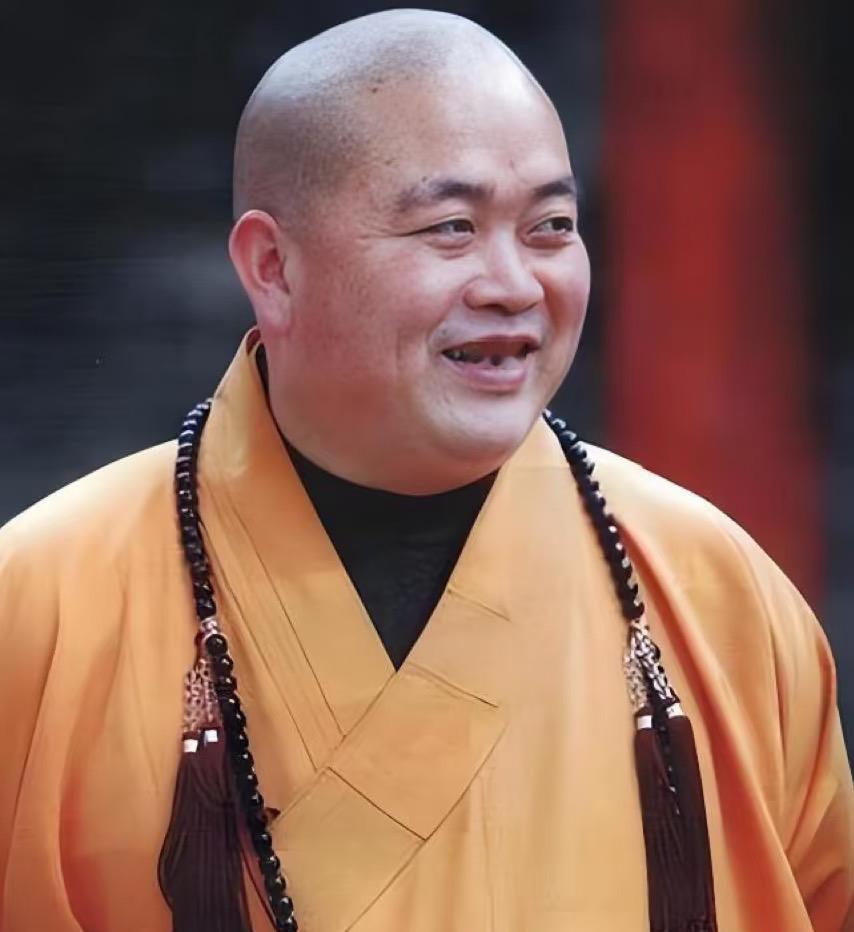佛门这些所谓“CEO”们，硬生生把“佛门静地”变成“商业重地”。大一点寺庙营收、