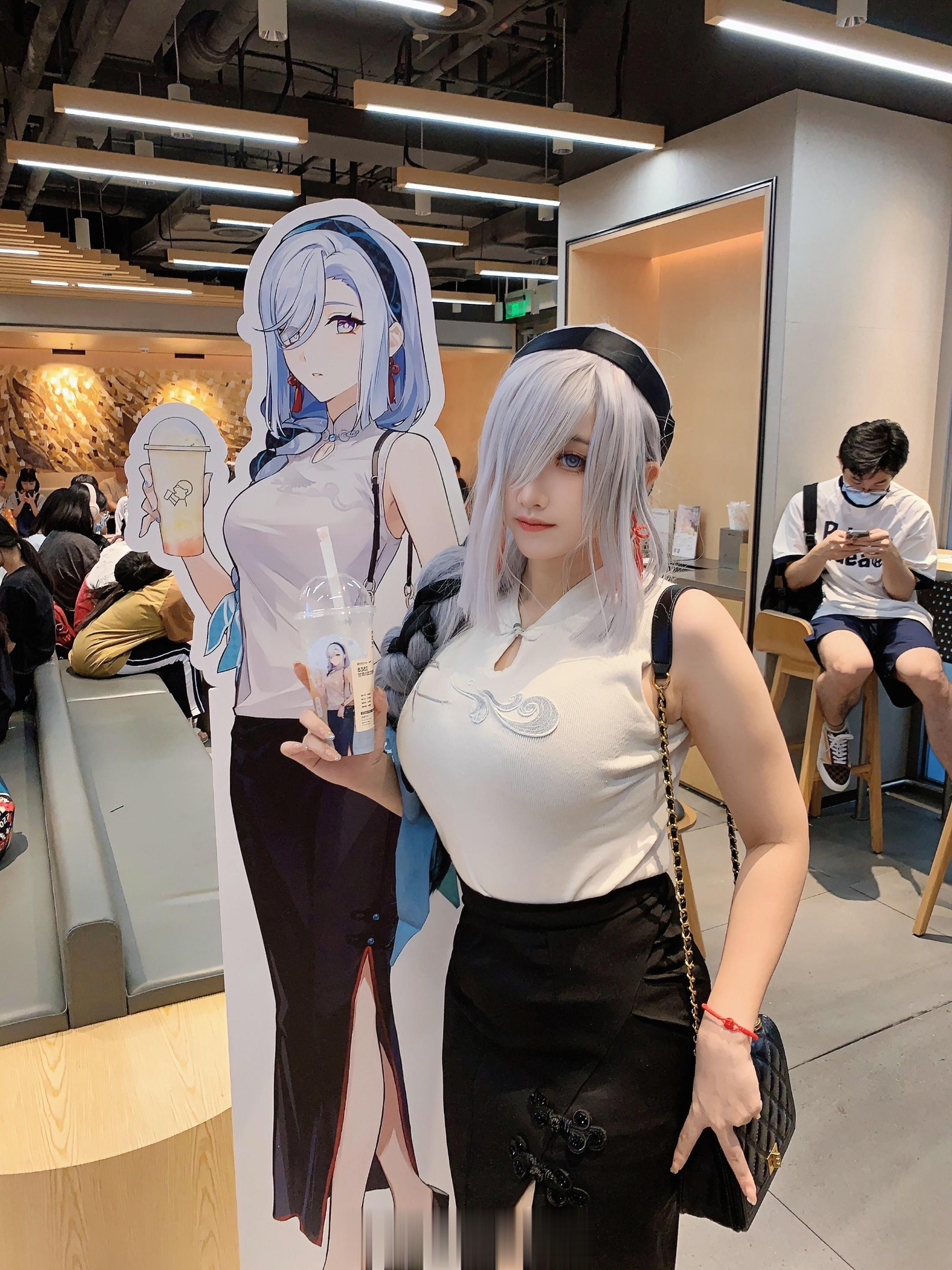 #原神[超话]##原神喜茶##cosplay##申鹤# 好像联动快结束喽 ​​​
