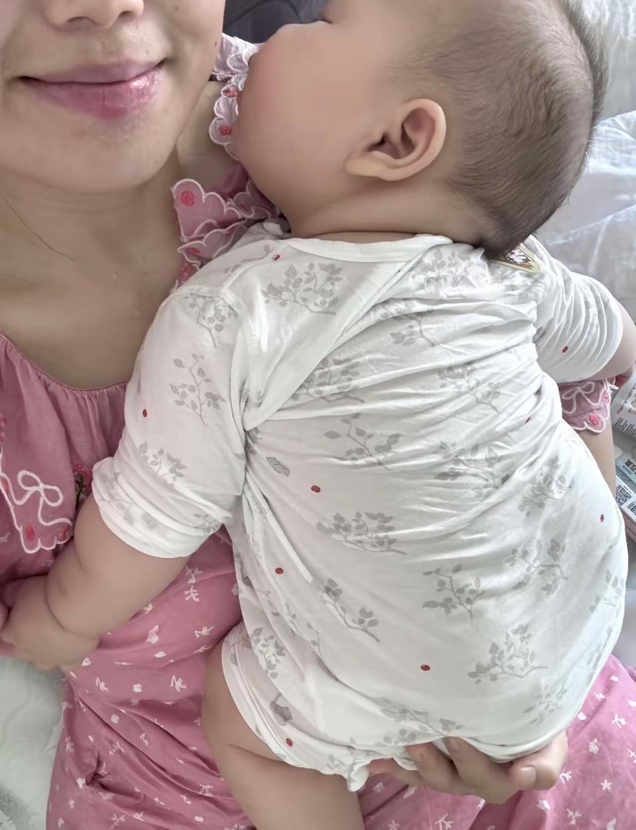 喜悦挂脸颊，
母亲抱着娃。
怀中入梦乡，
伟大属妈妈。