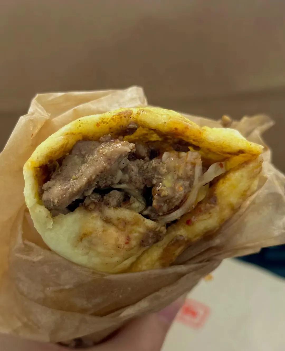济南美食记录一胡万串饼
朋友推荐的饼卷串儿
饼很软和，肉是猪梅花肉，配菜有生菜青