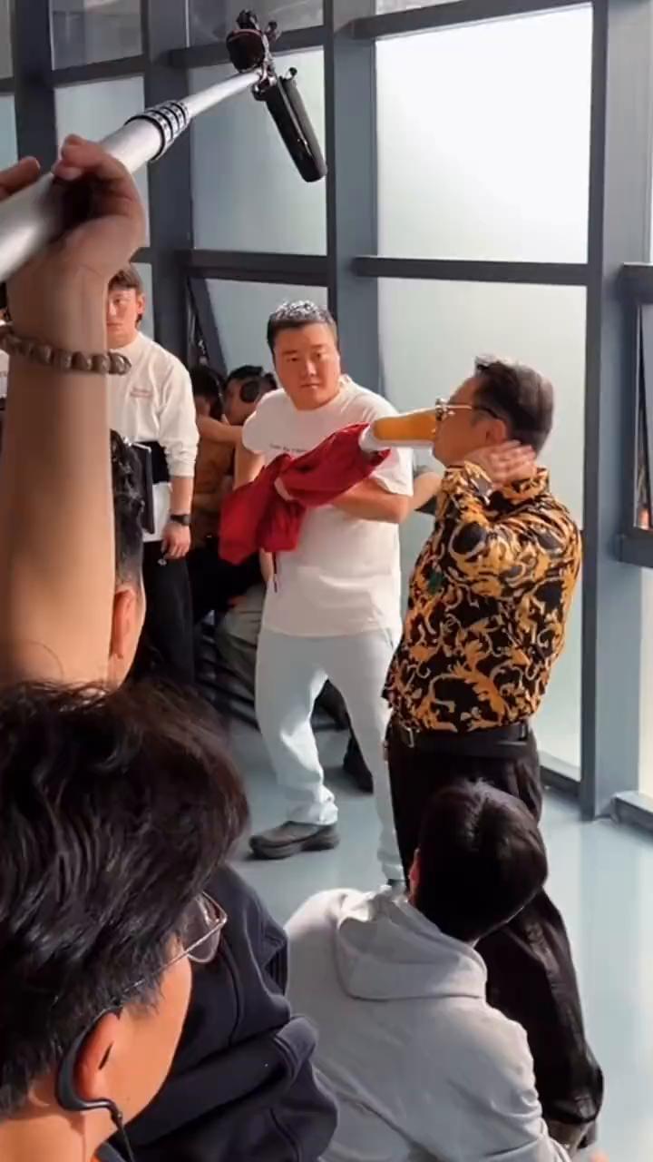 可以，他一砸你你就这样，但是你要想着往那边倒，想着蹲。第一次，123。第二次，1