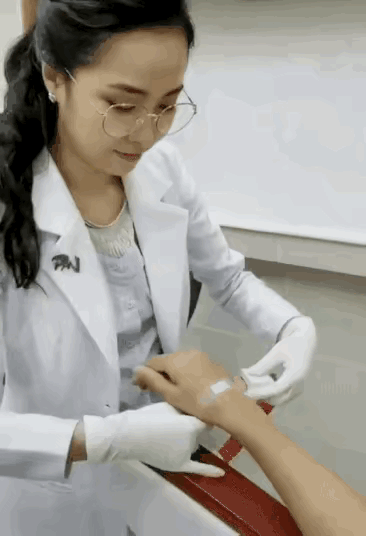 这么漂亮的护士，谁看了不心动。