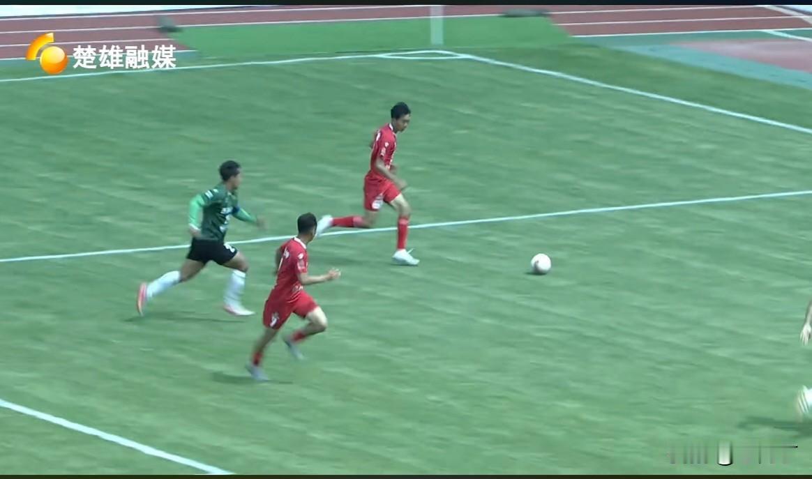 滇超楚雄主场大放异彩！楚雄2分钟2球闪电暴击，上半场3-0碾压西双版纳！
   