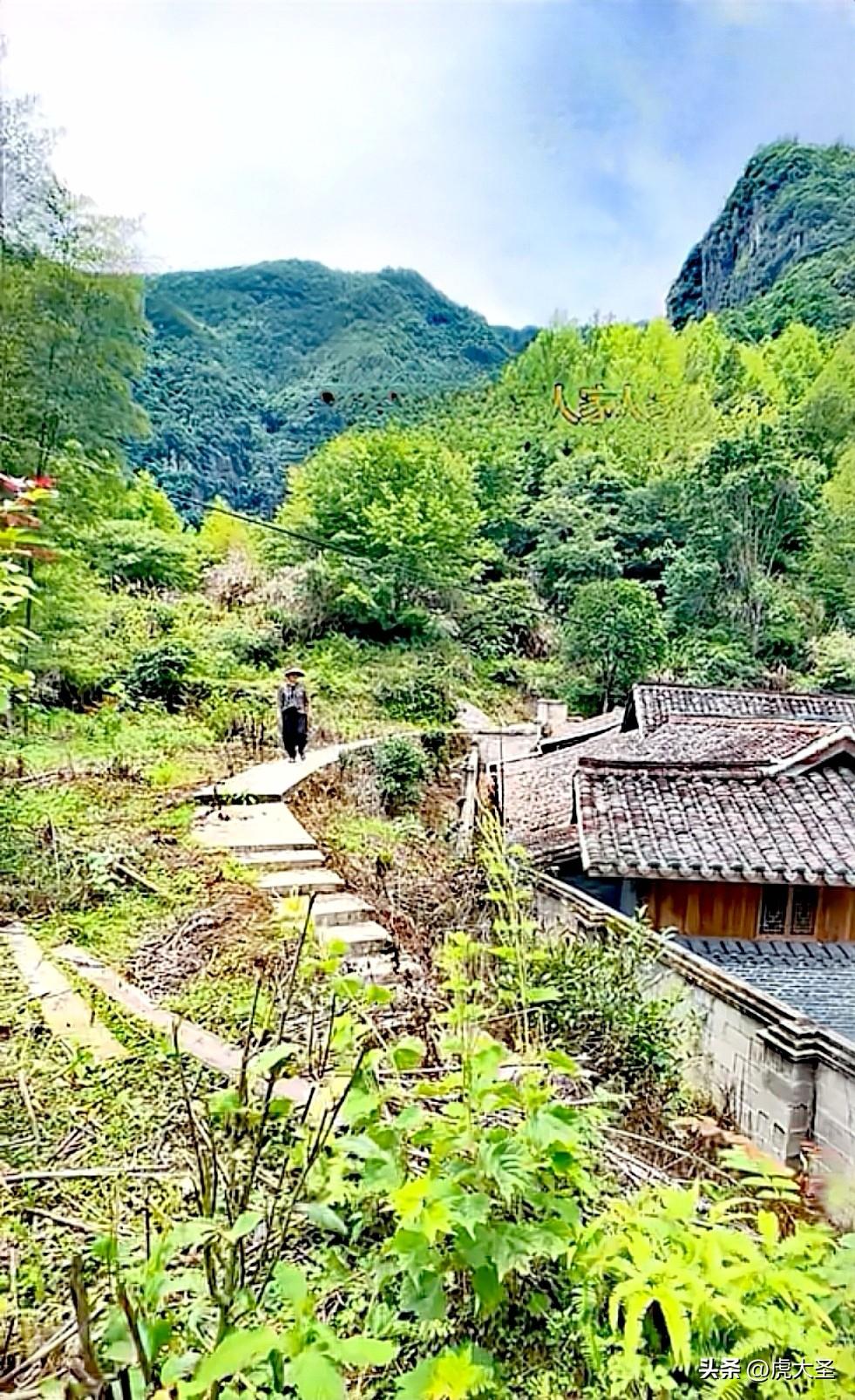 分享一张我珍藏的自然风景照，画面正是农村一房一人一大山，山青水秀的自然景观。这让