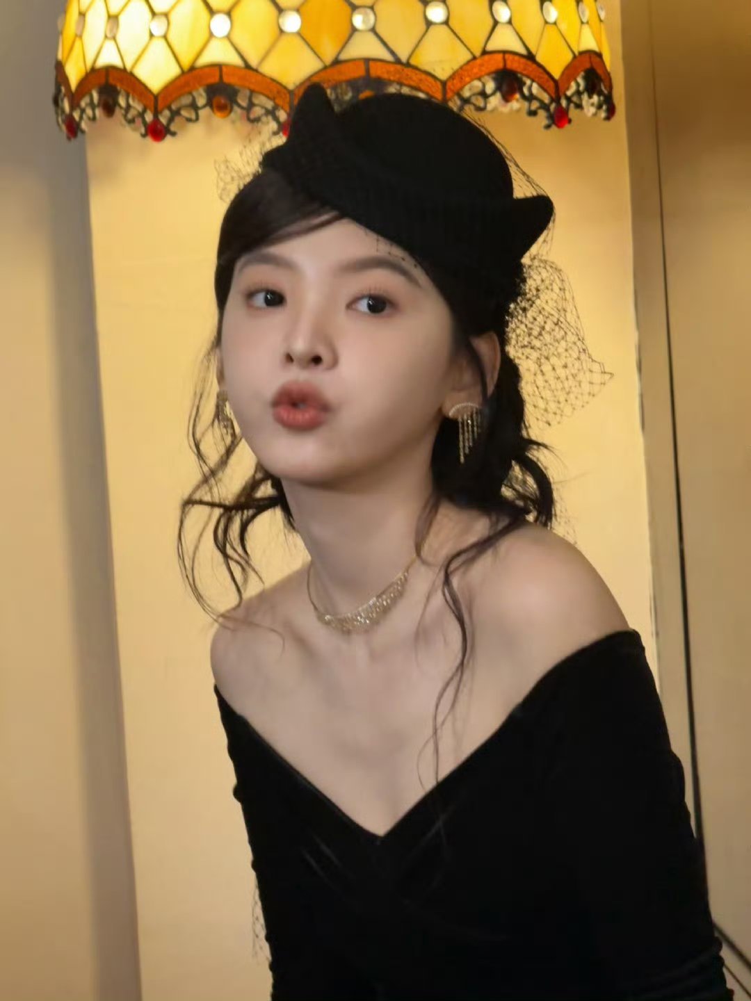 章若楠工作室最新出图，这个黑色丝绒纱裙好美，今日份是复古楠楠小公主[送花花][送