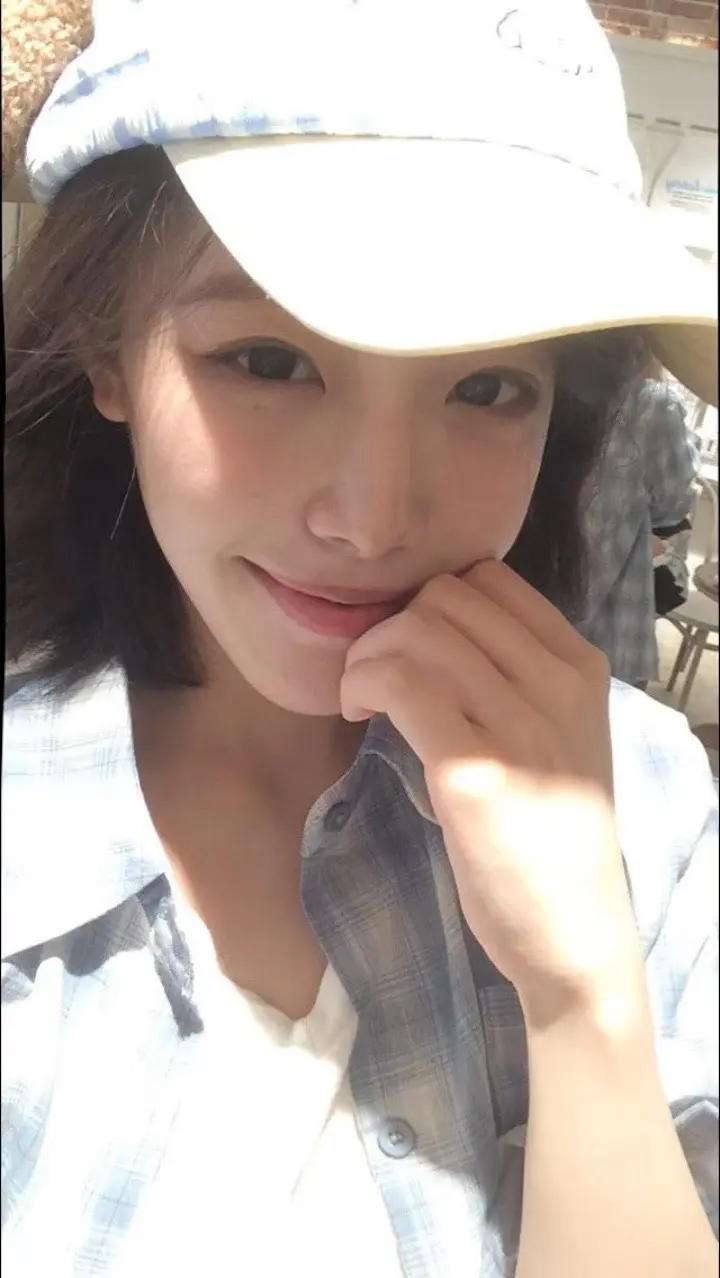 迷人的笑脸吸引着视线。