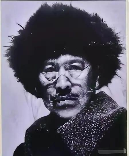 1937年，67岁的大地主戴万龄被日军擒获，为防其逃脱，日军竟用铁丝一头捆住他两