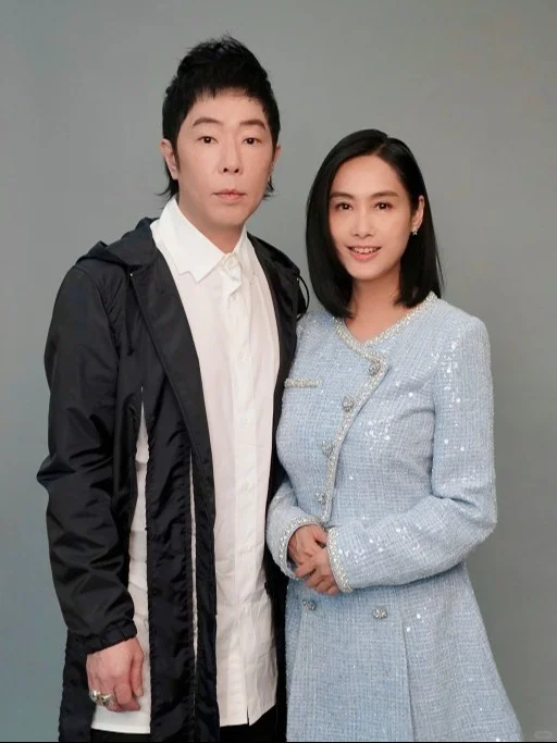 黄贯中带蛋糕探班朱茵！引全场轰动又搂又亲