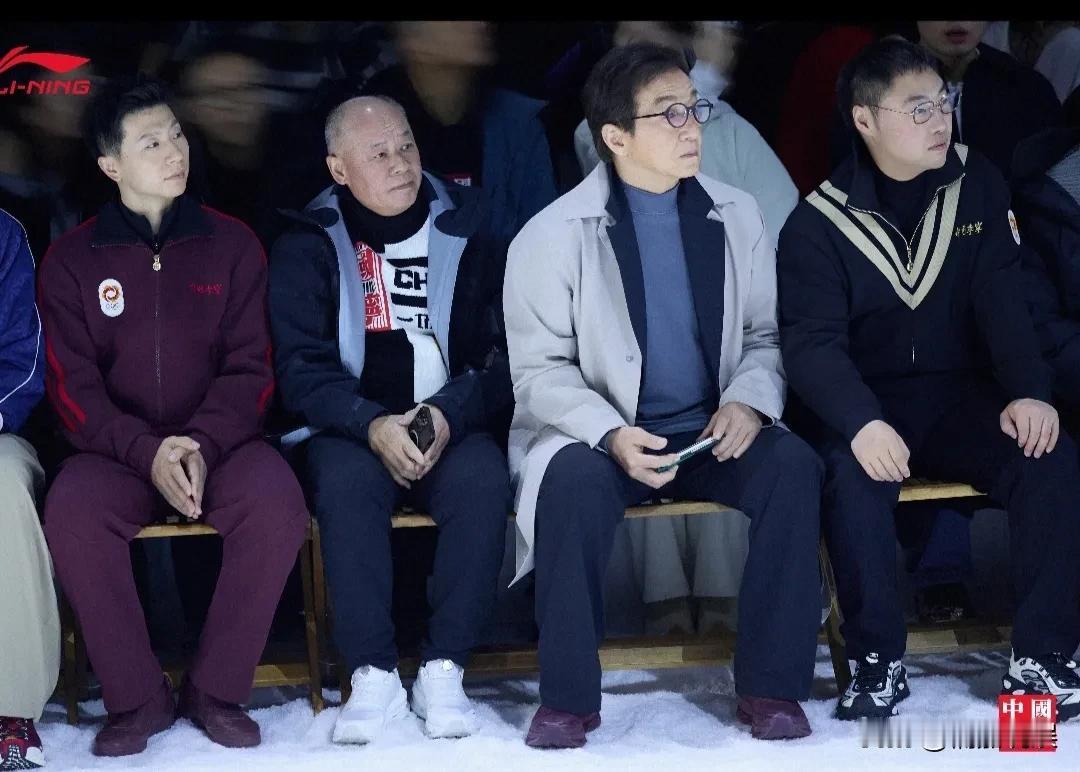 排面拉满啊！李宁，成龙，马龙三人同框米兰看秀，坐在第一排的正中间。
成龙身穿灰色