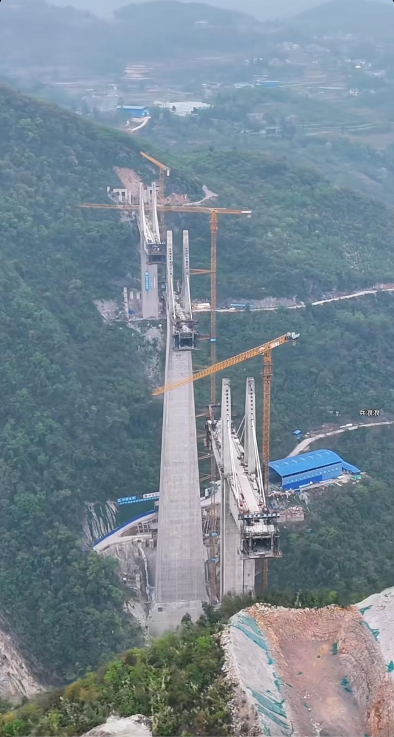 一直想不通这种桥是怎么修的，工人在高空作业，而不是在下面做好预制梁，空中一点一点
