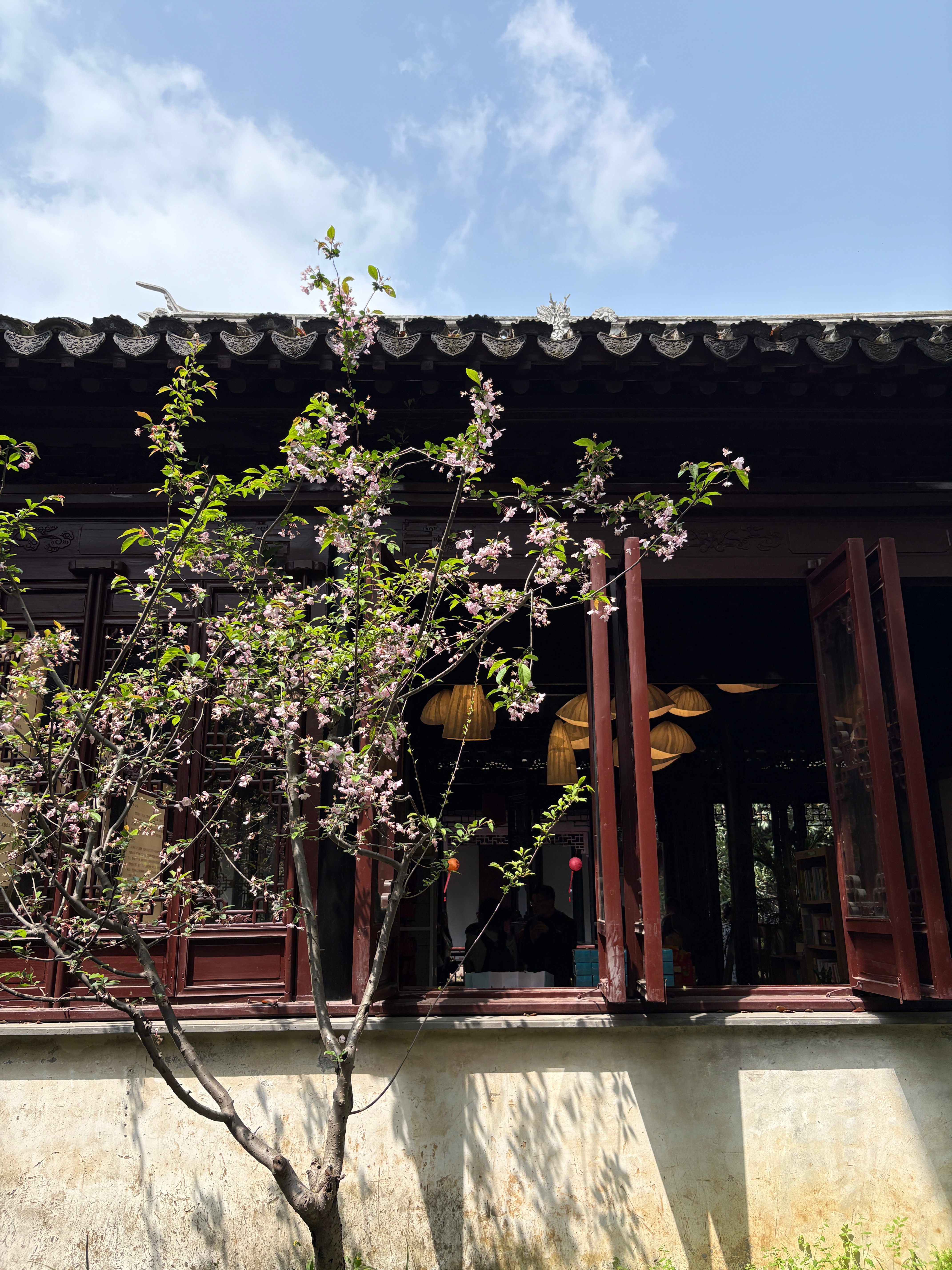 就目前看，今天大盘问题不大，大家可以考虑继续持股等反弹，但追涨需谨慎，今天主要护