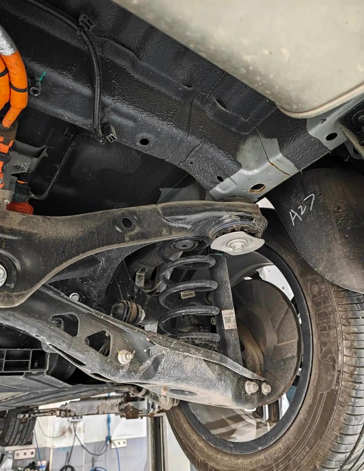 开燃油车的都知道，保养时汽车吊起来一定要看看底盘有没有漏液或者渗液的情况。其实开