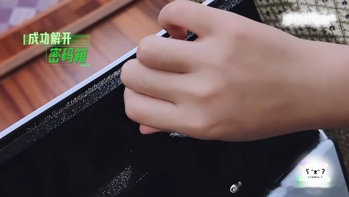 丁程鑫心算解数学题张凌赫章若楠捧场丁程鑫 密码锁难题当前，丁程鑫大脑飞速运转，1