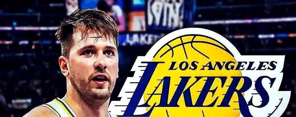 赢球从来不靠堆球星，致命弱点藏在“太全能”里。
更衣室白板前，教练画了个诡异的三