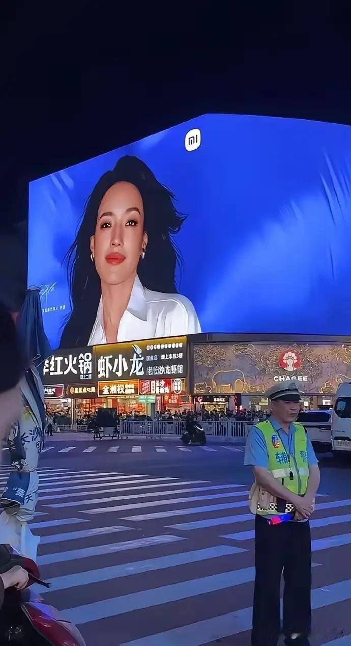 长沙步行街这大屏幕上是哪家广告？
大屏幕上有一个舒淇的图像，但是没有任何宣传的文
