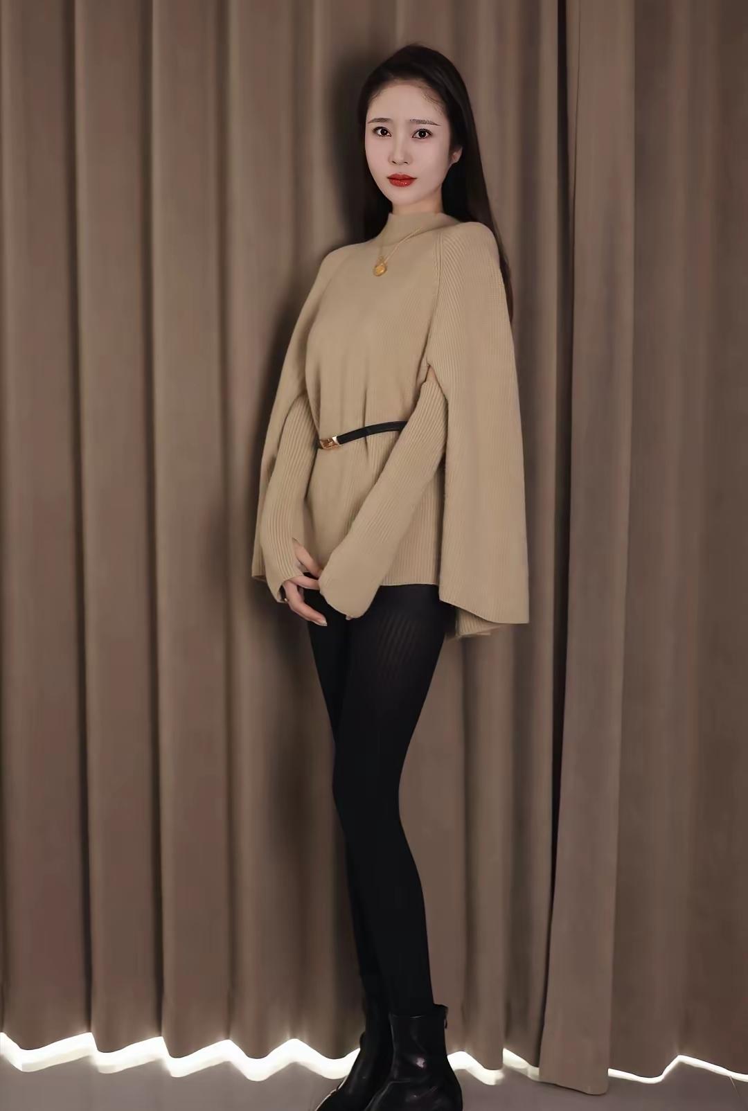 温柔米色毛衣搭配黑色紧身裤，简约优雅，尽显女性魅力。