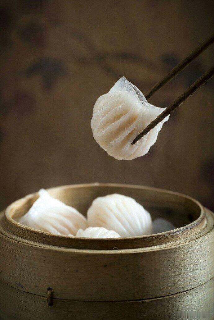 渐渐明白，真正的安全感从来不是别人施舍的偏爱，而是内心自给自足的安稳。独处从来不