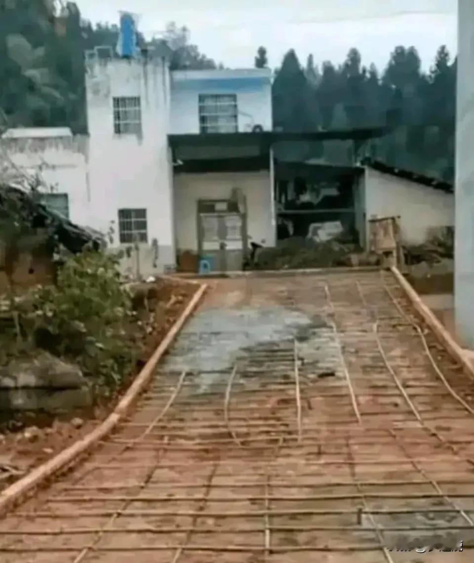 用竹子替代钢筋！
有人说上世纪六十年代，用竹子替代钢筋浇筑的楼板，2000左右拆