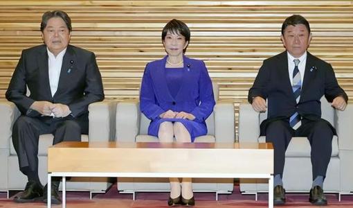 高市早苗这下是心凉了，当着全世界的面，日本前首相亲自赴华道歉，张口说出了高市最不