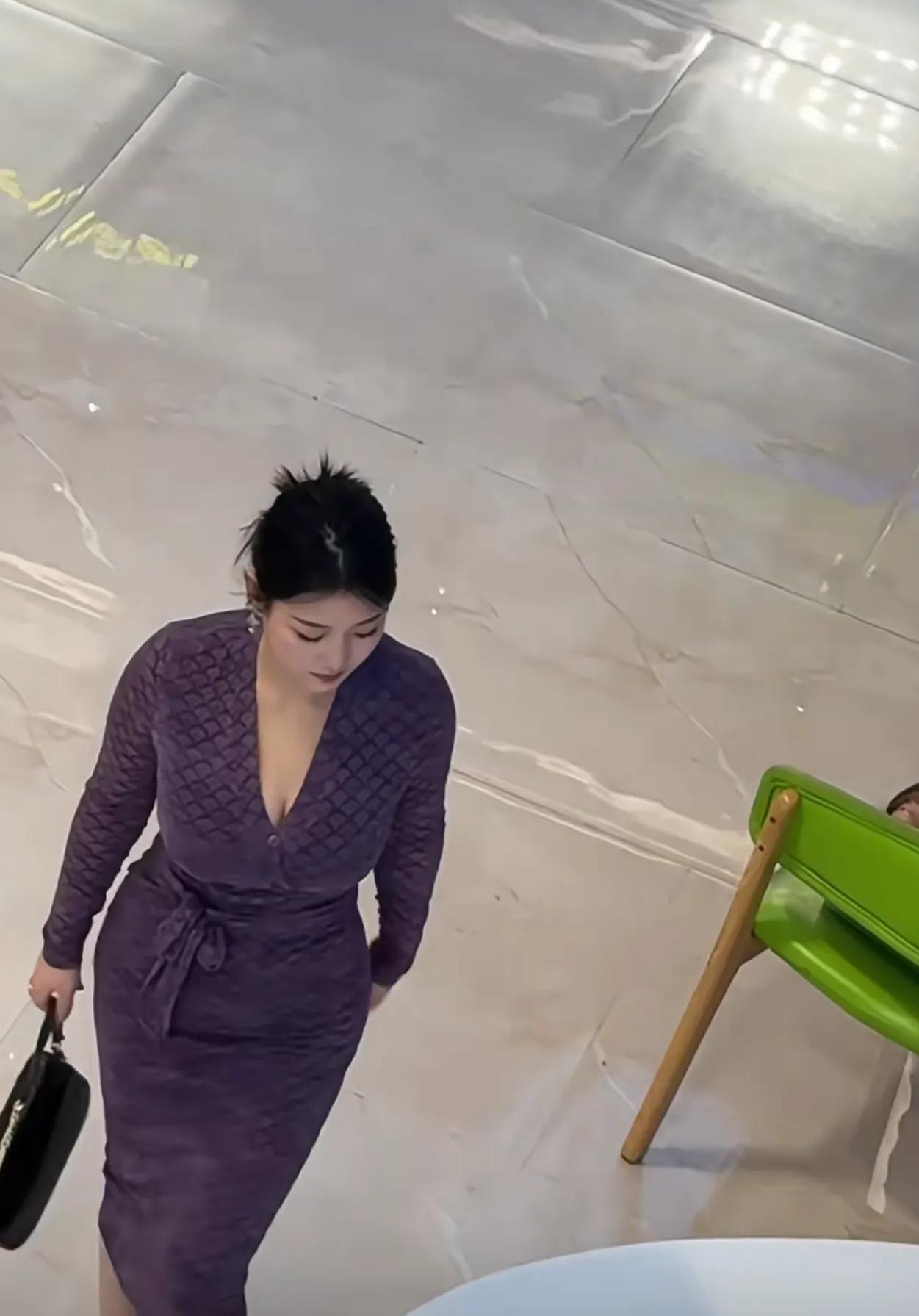 优雅紫调穿搭，尽显都市女性魅力！👗👠✨