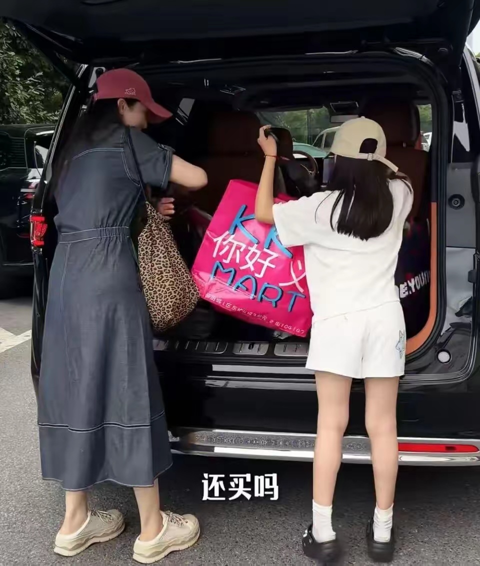 董璇带小酒窝打卡义乌，买到停不下来，笑称“老鼠掉进米缸的一天” 