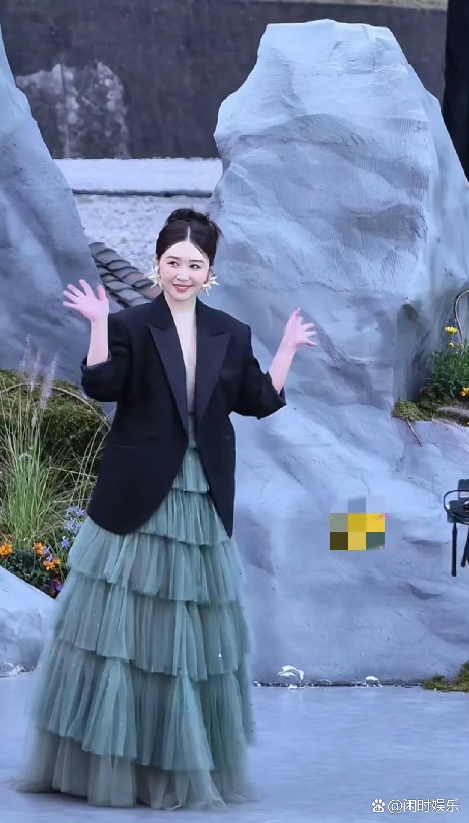 阚清子产后首次亮相红毯，想来身体应该恢复不错，脸蛋红润有肉，看着反而更漂亮了。 