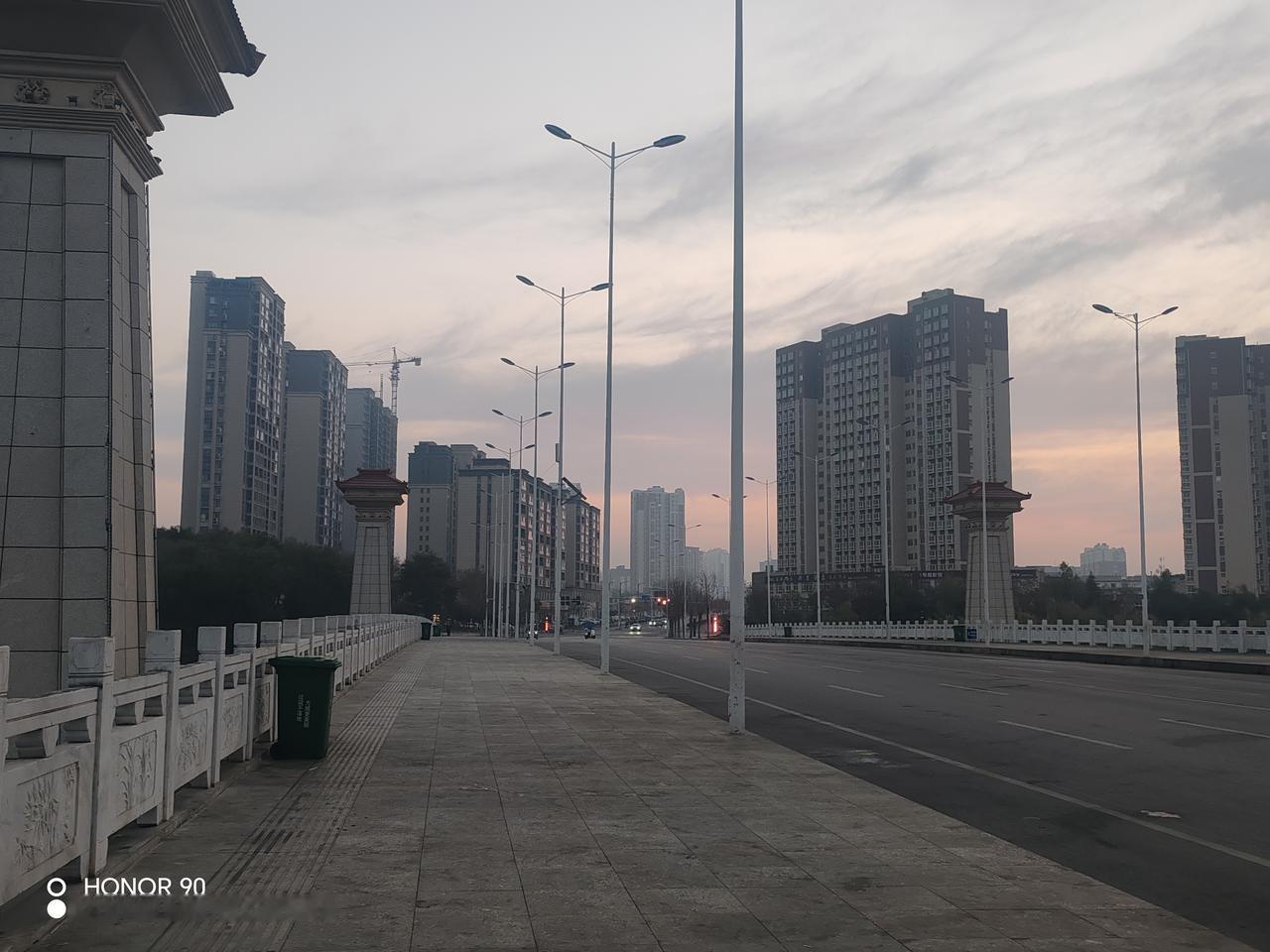 1、评价体系单一，“唯分数/升学”主导，学生综合素质与个性被忽视，教师教学被考试