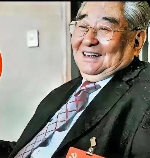 新闻一出来，我反而觉得讽刺。
文博大佬私宅成网红打卡地
人刚走，亲朋好友前来悼念