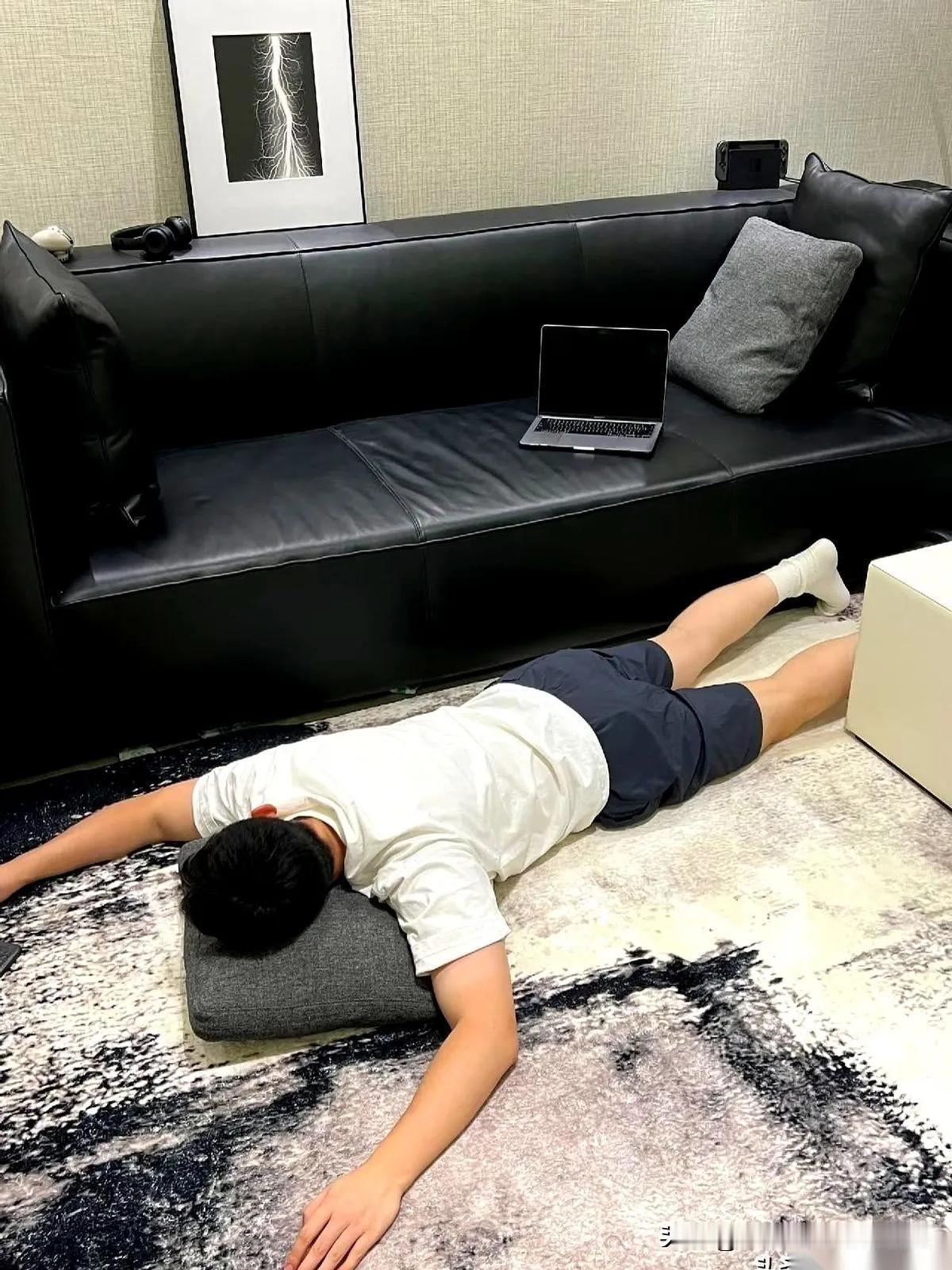 我同事说，她现在活着都没啥奔头了。

就因为她那个29岁的儿子。

一个月薪一万