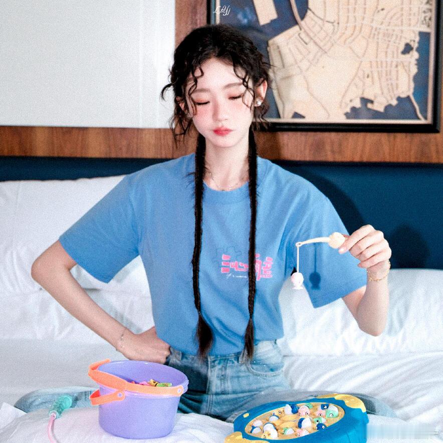 张艺凡红黑赛车服张艺凡不是甜妹是酷姐赛道、赛车、黑白方格旗，再配上一身红黑赛车服