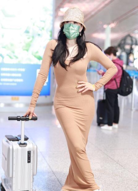 钟丽缇身着裸色裹身裙，大胆穿搭尽显丰满身材，别样不俗