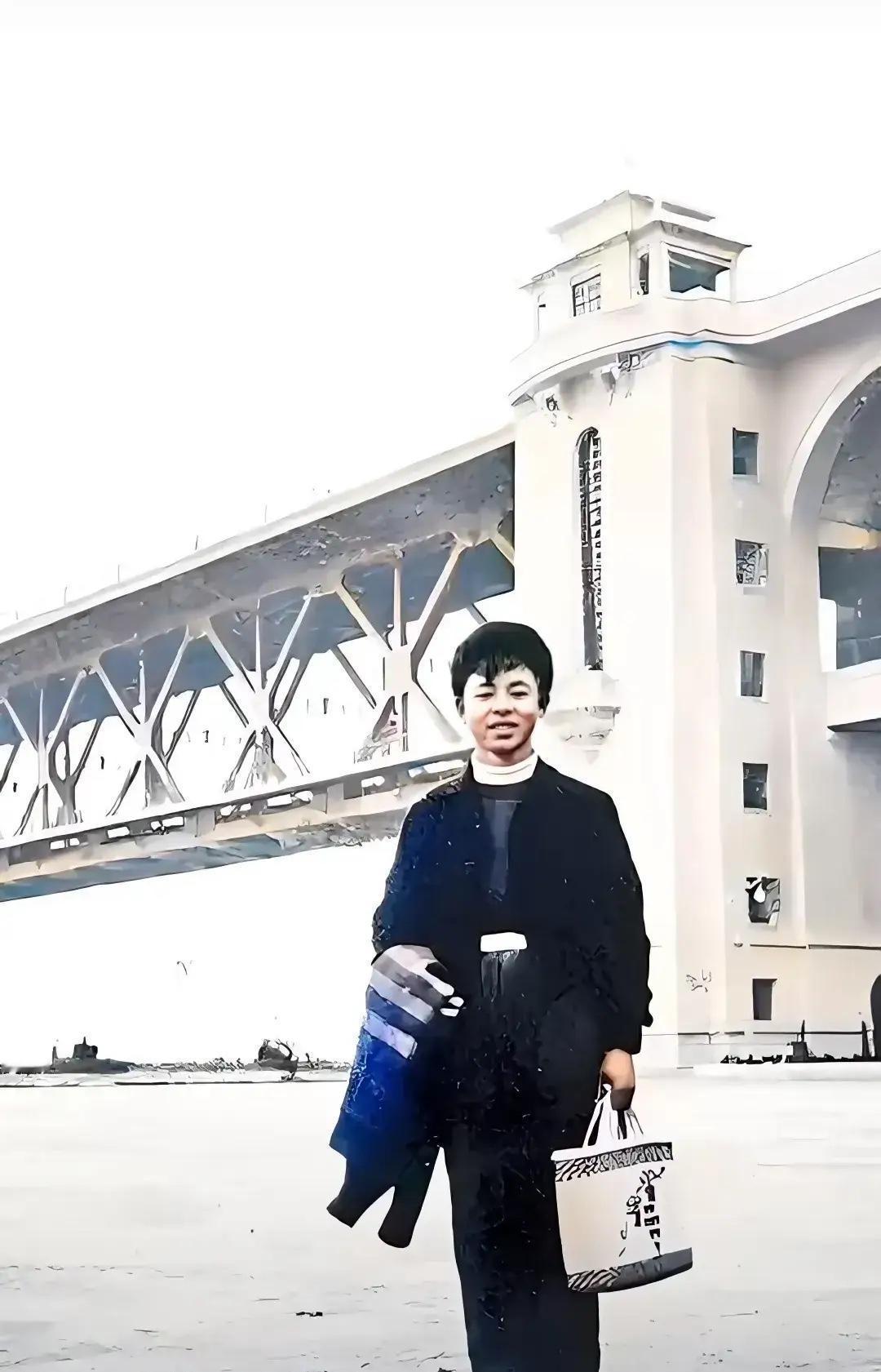 1958年11月13日，雷锋在武汉长江大桥拍下了这张照片，而这也是他生前最喜欢的