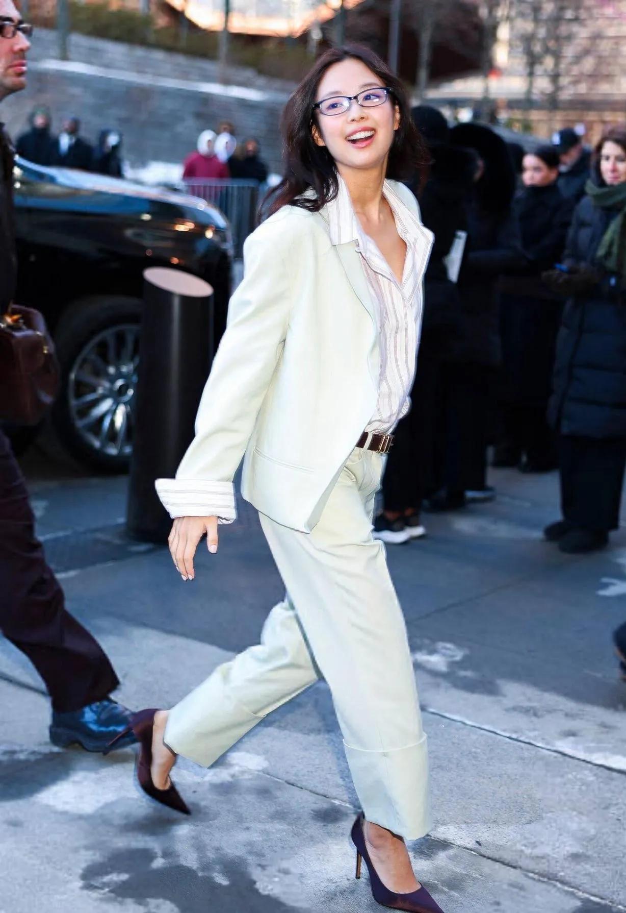 Jennie这通勤装，把“松弛感”焊在身上了👓
 
米白廓形西装+条纹衬衫，解