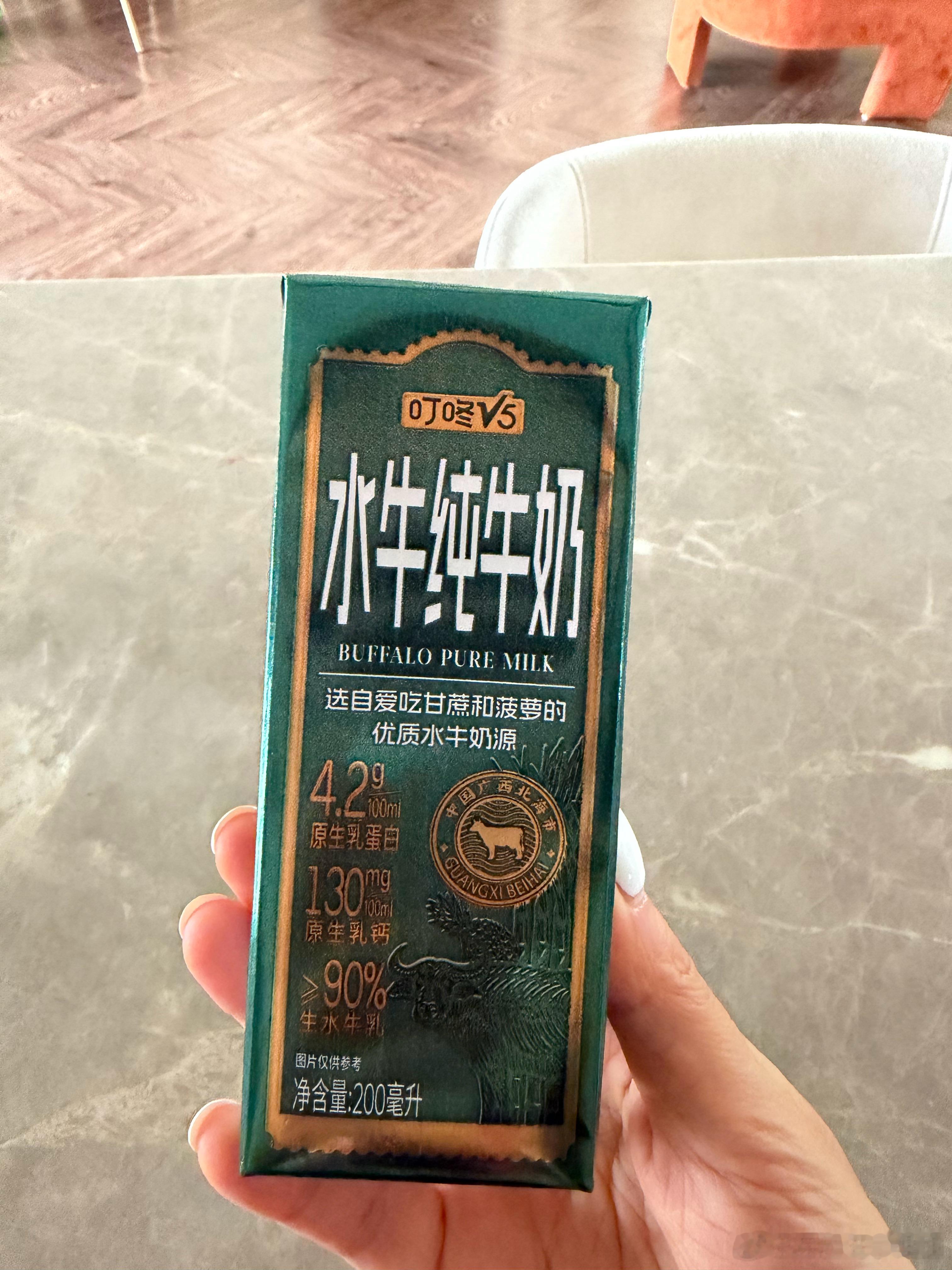 朴朴的这个咖啡冰球，倒入鲜水牛奶，就是一杯醇厚香浓的冰拿铁。也可以自行搭配，倒入